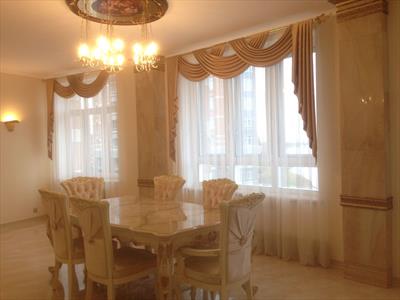 Квартира-дворец в классическом стиле с ламбрекенами